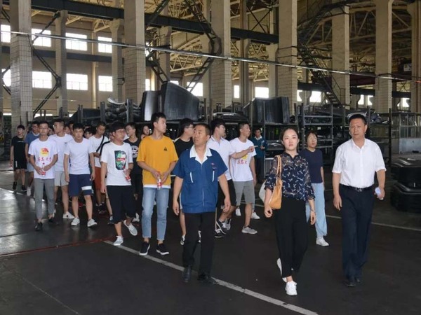 高校大学生来亚娱体育科普基地实践学习